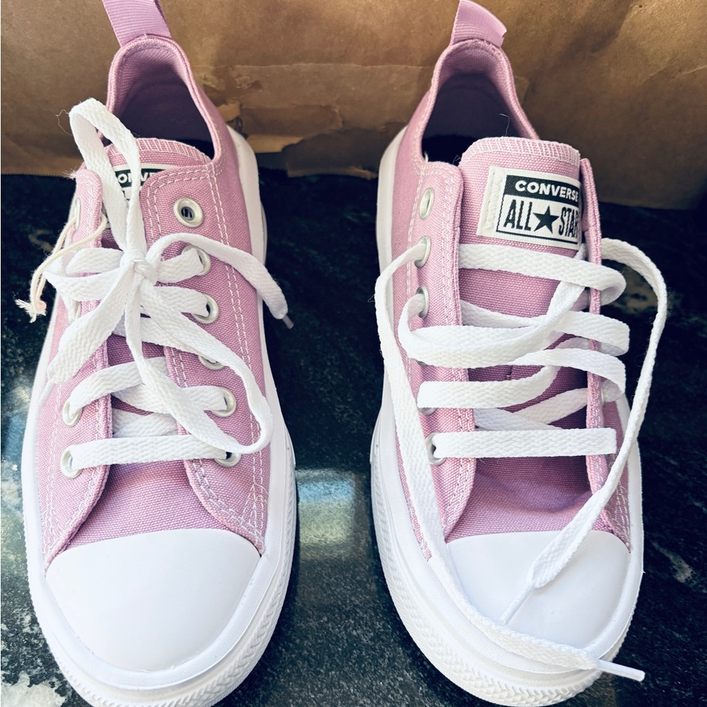 Converse Chuck Taylor brand new. Lilac. Low top , platform. NWT size 4.5